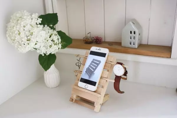 連載 スマホとアクセサリーが置けちゃう 100均アイテムで収納スタンドを作ろう ローリエプレス