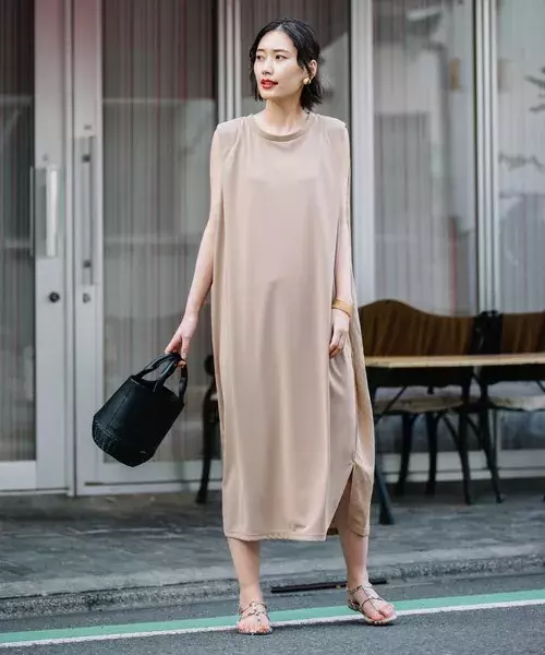 大人のオフコーデを楽しむ 大人女性の休日は ゆるワンピース で楽チンに過ごそう ローリエプレス