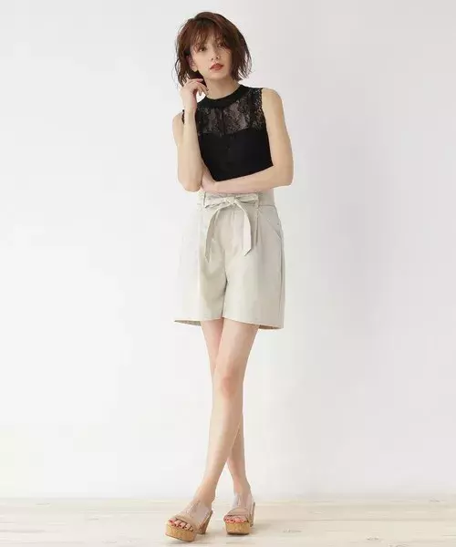 大人のショートパンツは麻ブレンドがベスト ナチュラルな風合いを満喫するコーデをご紹介 ローリエプレス