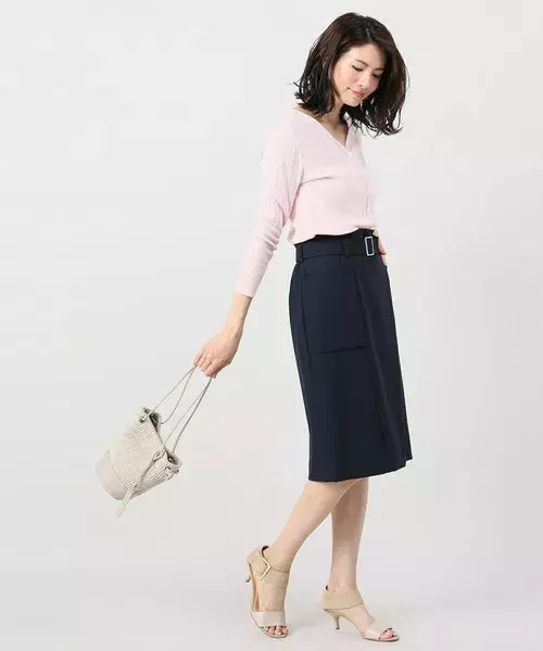 知的な印象で大人の品格をアップ ネイビータイトスカートを着こなす夏スタイルをご紹介 ローリエプレス 知的な印象で大人の品格をアップ ネイビータイトスカートを着こなす夏スタイルをご紹介 ローリエプレス