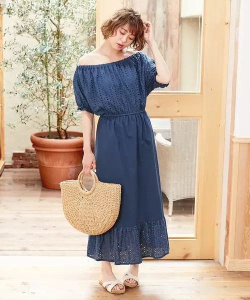 暑い夏だからこそ着たい 大人の肩出しオフショルダーでトレンドコーデ ローリエプレス