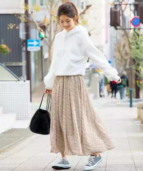 今から春まで使える 花柄スカート が欲しい 大人女子のカラー別コーデ特集 ローリエプレス