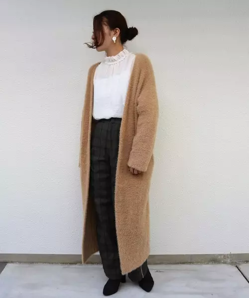 大人女子にぴったり ふわふわの質感がかわいいフェザーヤーンコーデ ローリエプレス