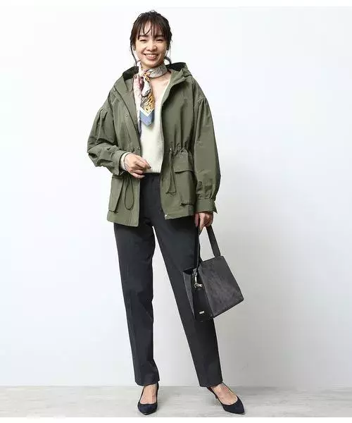 差し色は スカーフ で投入 上品見えを叶えるスカーフの 首巻きコーデ をご紹介 ローリエプレス