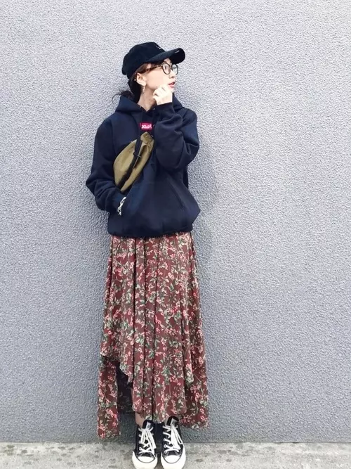 使えるのはどっち 黒パーカー 白パーカー のおしゃれさんコーデ15選 ローリエプレス