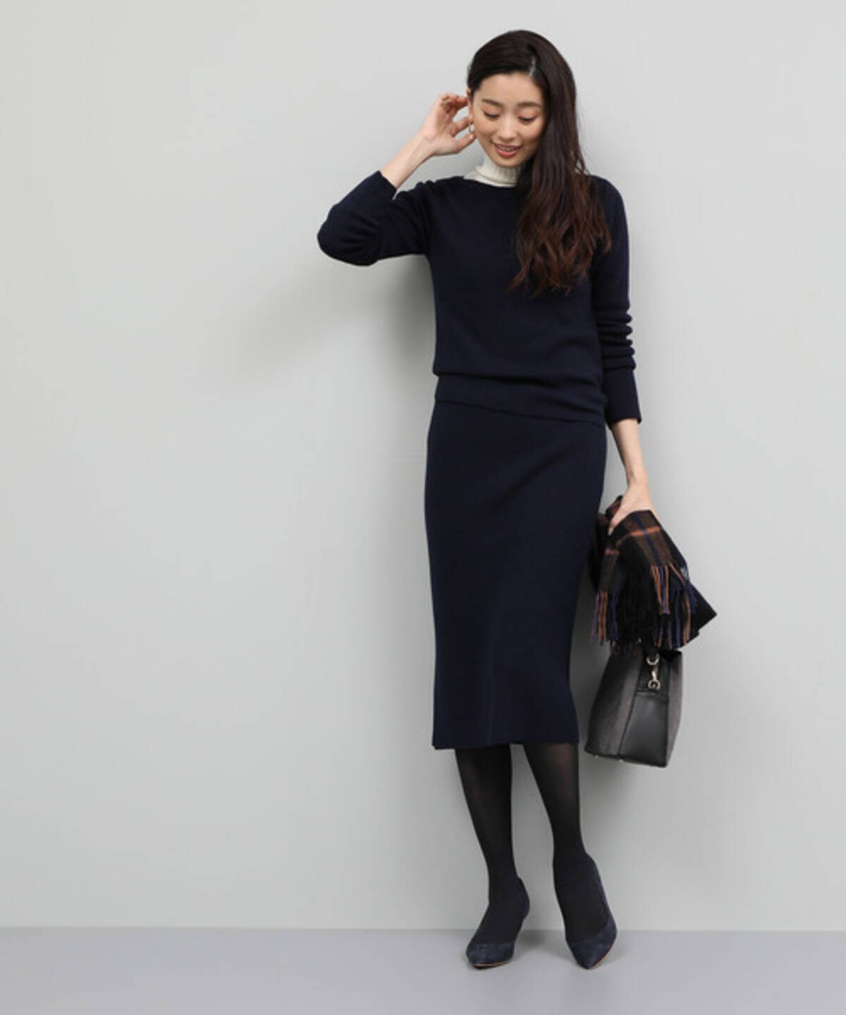 クラス感を上げる ネイビータイトスカート 特集 大人の着こなし術をご紹介 ローリエプレス
