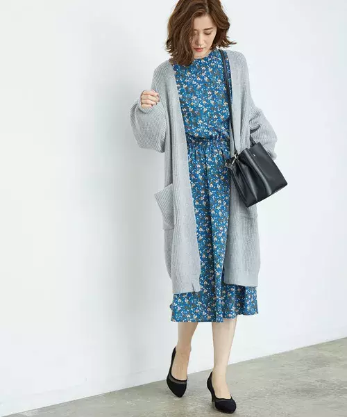 コーデを華やかに彩ってくれる 春まで着れる花柄ワンピースの冬コーデ ローリエプレス