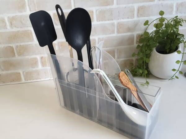 連載 100均グッズでコンロ下を使いやすく キッチンツールのスマート収納はこれ ローリエプレス