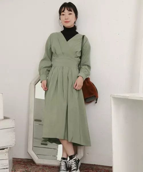 色白さんにもおすすめ ライトカーキのアイテムで 春のこなれカジュアルを完成させて ローリエプレス