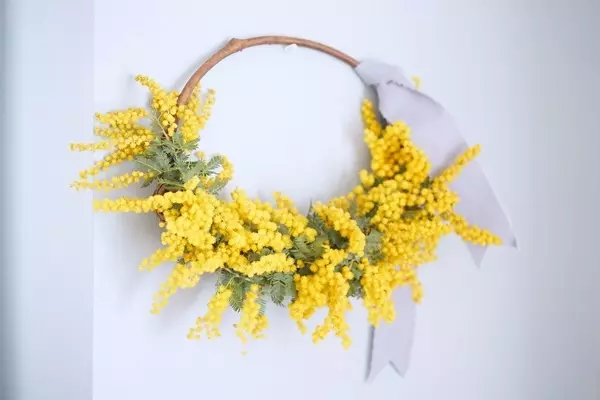 連載 人気のミモザ 100均材料を使った簡単リースの作り方 ローリエプレス