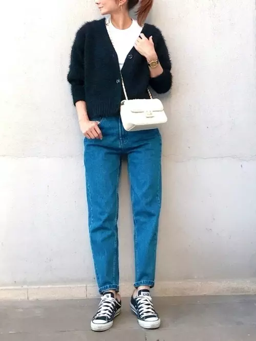 定番 黒カーディガン で春コーデ 人気タイプ別のお手本スタイルをご紹介します ローリエプレス