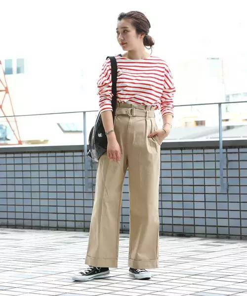 黒 白だけじゃない カラフルなボーダートップスを使った大人の着こなし術をご紹介 ローリエプレス