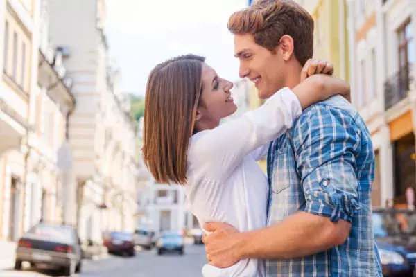 ハグの効果がすごい 好きな人を抱きしめて心もカラダも健康になろう ローリエプレス