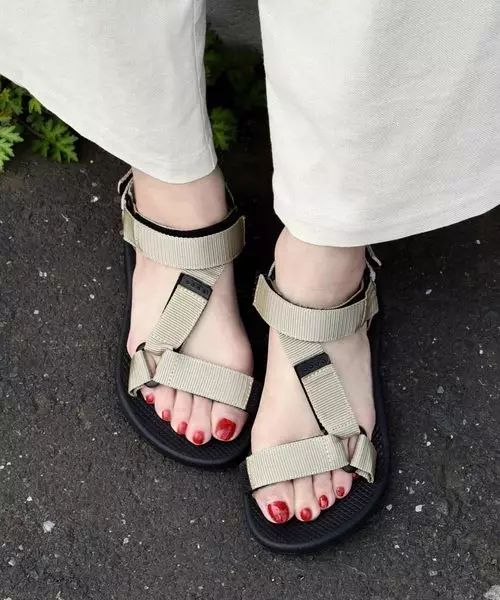 アラサー女子の夏ファッションを格上げ 見逃せない 旬サンダル3種 をご紹介 ローリエプレス
