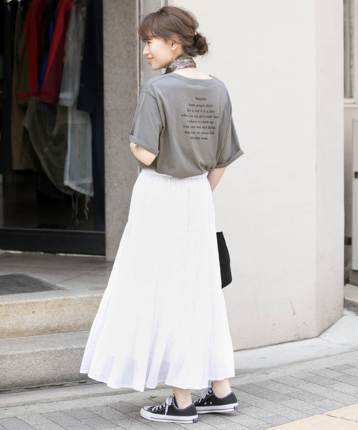 マンネリしがちなtシャツコーデに喝 バックプリントtで大人コーデに ローリエプレス マンネリしがちなtシャツコーデに喝 バックプリントtで大人コーデに ローリエプレス