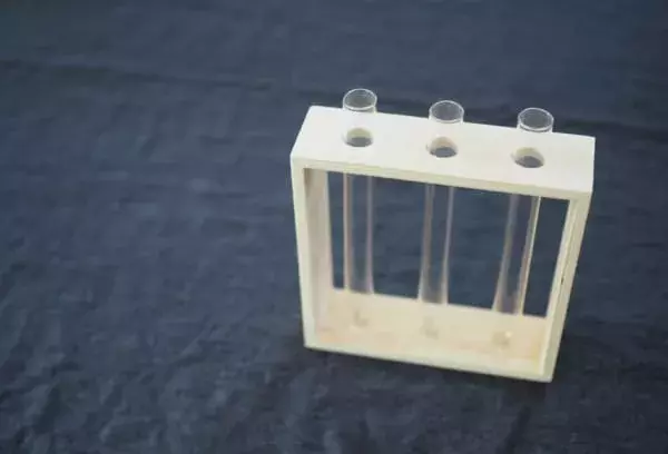 連載 ダイソー 試験管ボックスをリメイク 簡単かわいいフラワーベースを作ろう ローリエプレス