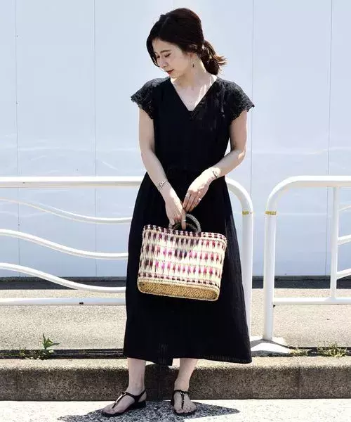 黒色ワンピース が1着あれば夏の旬コーデが叶う 小物使いで印象を変えて ローリエプレス 黒色ワンピース が1着あれば夏の旬コーデが叶う 小物使いで印象を変えて ローリエプレス
