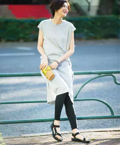 足元におしゃれをプラス 今年らしいスポーツサンダルで大人女子コーデを作ろう ローリエプレス