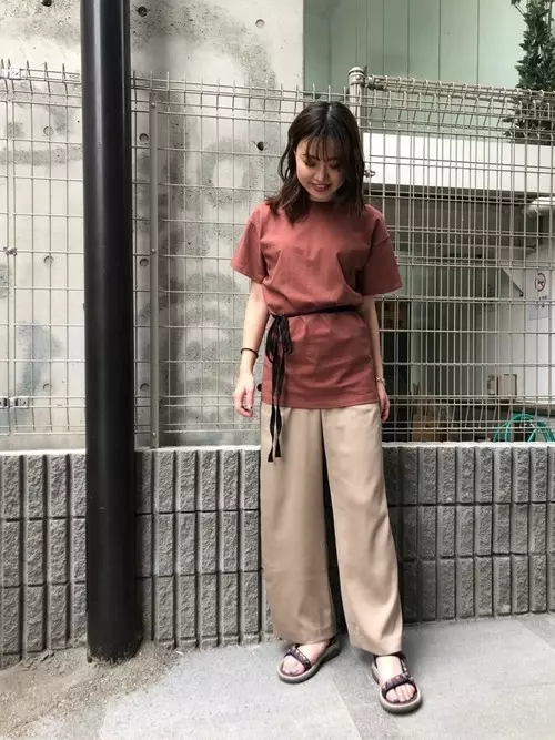 夏の定番アイテム Tevaサンダルを使ったトレンド夏コーデ選 ローリエプレス