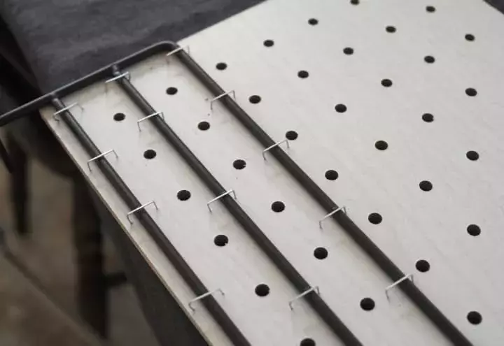 連載 ダイソー の有孔ボードを簡単リメイク 家中使えるスタンド型収納ボード ローリエプレス