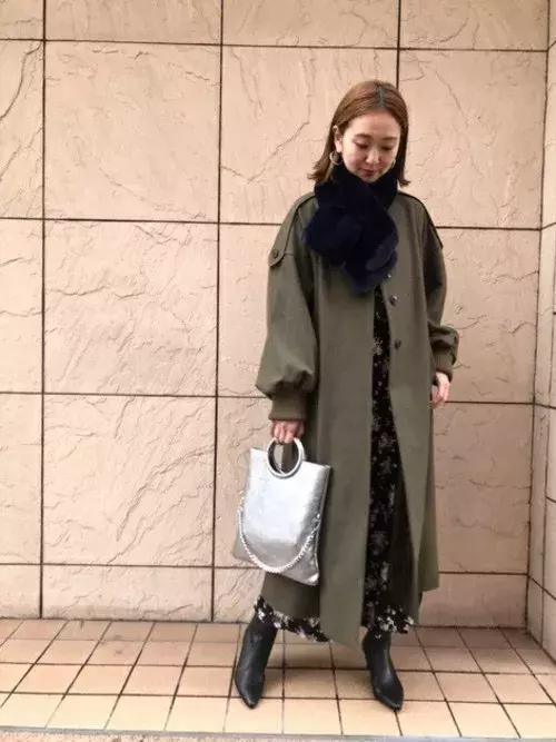 冬は ストール でおしゃれに防寒 色 柄別お手本コーデをご紹介 ローリエプレス