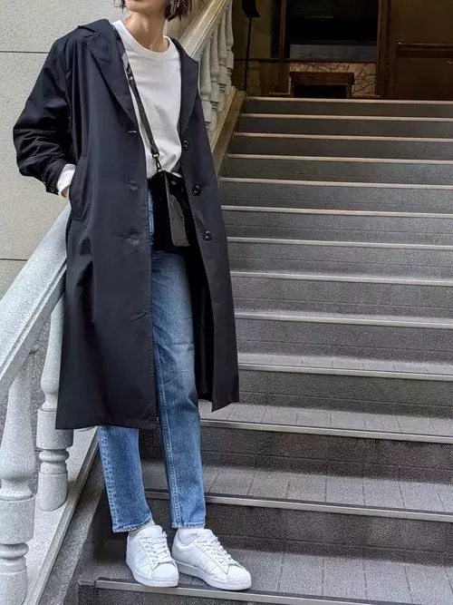 白スニーカー で足元から春を先取り 大人のデイリーカジュアルコーデ ローリエプレス