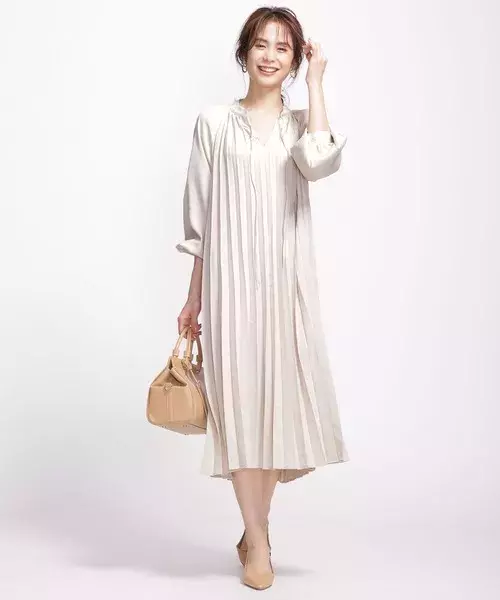 プリーツワンピースコーデ15選 旬のデザインで即トレンドスタイル ローリエプレス