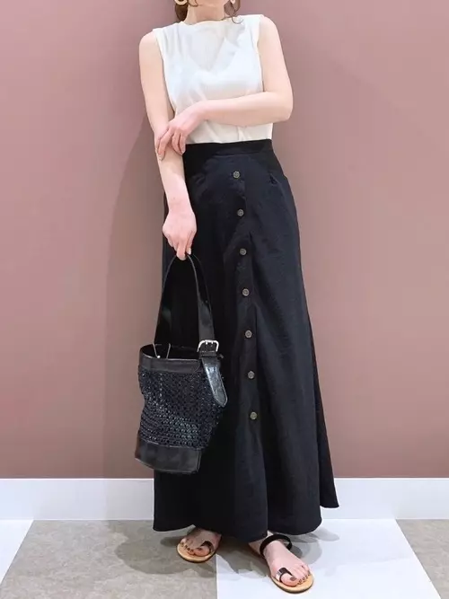 黒系スカート のお手本コーデ シックで爽やかな大人の夏スタイル ローリエプレス