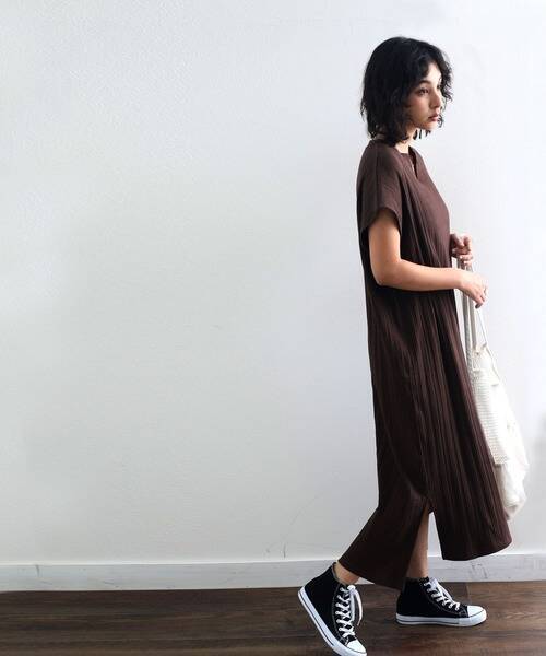 ちょっぴり秋を意識したい ブラウンワンピースの真夏コーデ ローリエプレス ちょっぴり秋を意識したい ブラウンワンピースの真夏コーデ ローリエプレス