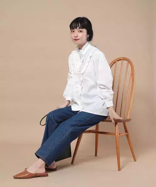 これからの季節取り入れたい 大人女性のフリルブラウスコーデ ローリエプレス