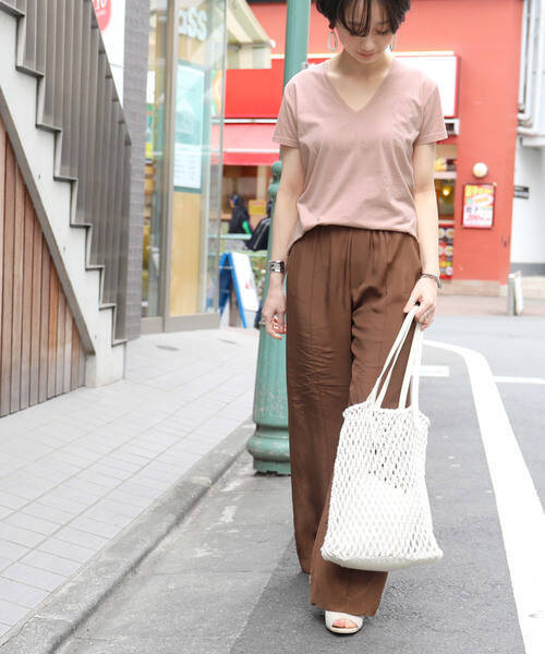 華やかで甘くなりすぎない ピンクのtシャツ カットソーコーデ15選 ローリエプレス