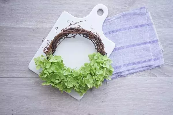 連載 100均の材料でできるアナベルのリース作り 夏から秋まで楽しめるドライフラワー ローリエプレス