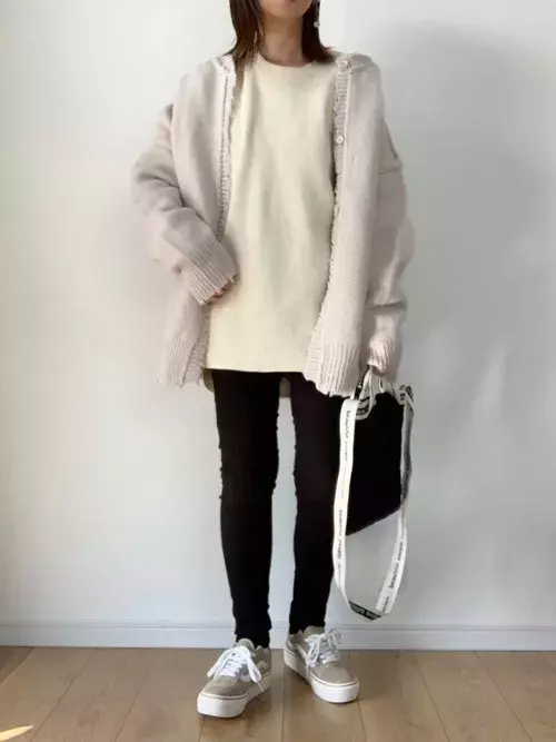 ユニクロ の黒パンツで細見えコーデ クールに決まる大人の着こなし術とは ローリエプレス