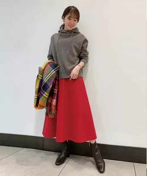 赤いスカートを使ったコーデ 21 大人女子は差し色を上手に着こなす ローリエプレス