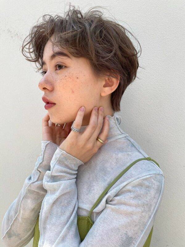 ベリーショート 強めパーマ集 外国人風なシルエットで魅せるおすすめ大人ヘア ローリエプレス