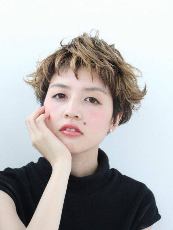 ベリーショート 強めパーマ集 外国人風なシルエットで魅せるおすすめ大人ヘア ローリエプレス
