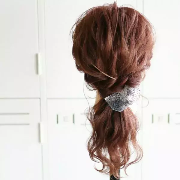 クレセントコームを使ったヘアアレンジ特集 つけるだけでワンランク上のアレンジに ローリエプレス