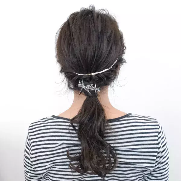 クレセントコームを使ったヘアアレンジ特集 つけるだけでワンランク上のアレンジに ローリエプレス