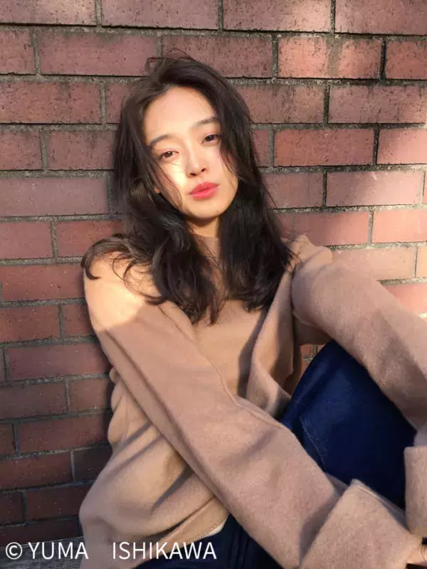 アンニュイな雰囲気が素敵 女性の美しさを引き立てるセンターパート ローリエプレス