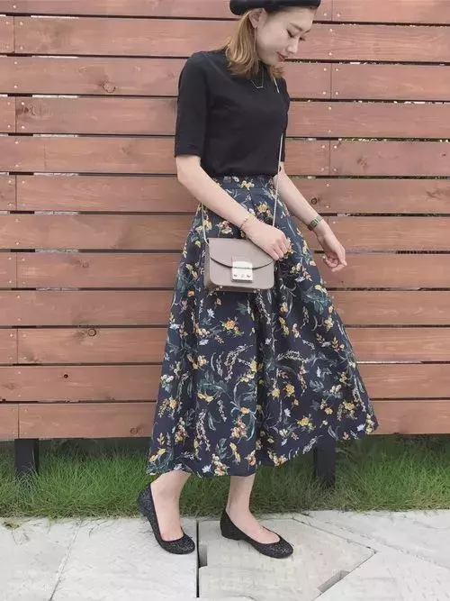 秋の花柄スカート15選 大人の花柄スカートは秋カラーでトレンドコーデに ローリエプレス 秋の花柄スカート15選 大人の花柄スカートは秋カラーでトレンドコーデに ローリエプレス