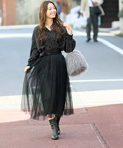 大人かわいいを作り出す チュールスカート はダークカラーで決まり ローリエプレス