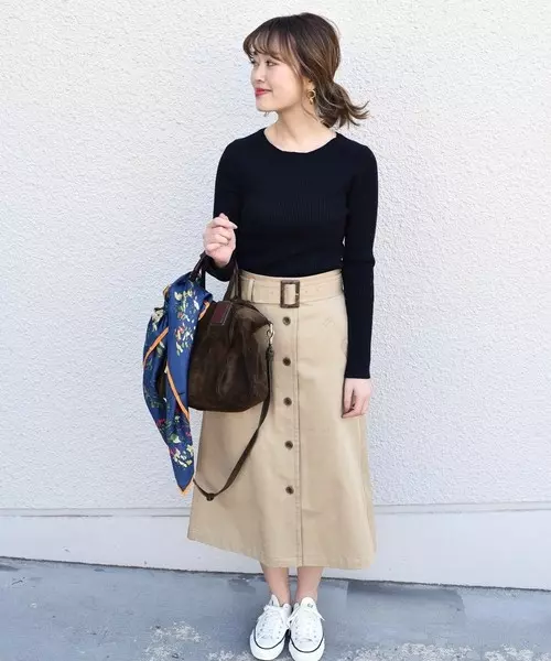 チノスカート パンツコーデ15選 ベージュのチノアイテムで軽やか こなれ感アップ ローリエプレス