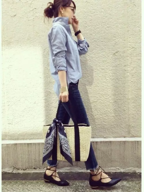 シンプルだから選ばれる 無印良品 定番シャツで作る大人女子のカジュアルコーデ ローリエプレス