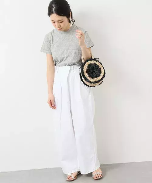 夏の簡単こなれコーデなら グレーのtシャツでラフな着こなしを完成させよう ローリエプレス