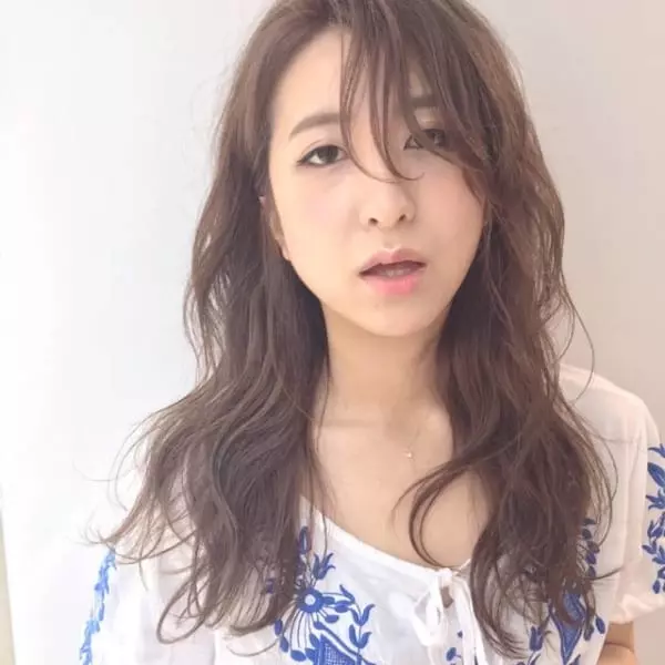 今年はハイレイヤーがおすすめ 軽すぎないちょっと大人のロングヘアをご紹介 ローリエプレス