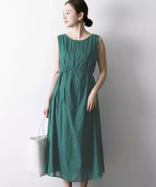 シンプルワンピースをハイセンスな小物で彩る 大人顔のリゾートスタイル特集 ローリエプレス