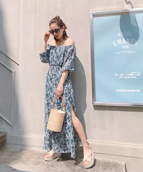 着映えするオフショルワンピで鎖骨美人に 女っぷりを上げる美人ワンピースカタログ ローリエプレス