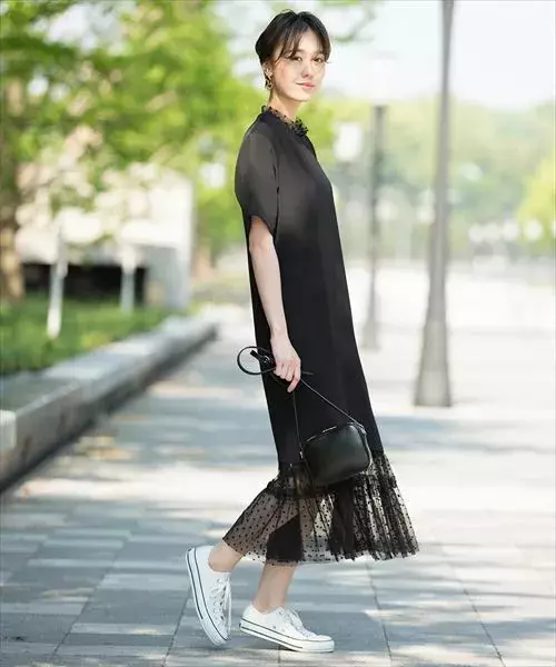 黒ワンピースを 地味 から 上品 に 魅力的に見せる大人の黒ワンピース ローリエプレス