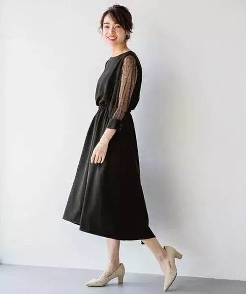 黒ワンピースを 地味 から 上品 に 魅力的に見せる大人の黒ワンピース ローリエプレス