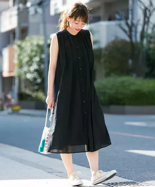 黒ワンピースを 地味 から 上品 に 魅力的に見せる大人の黒ワンピース ローリエプレス